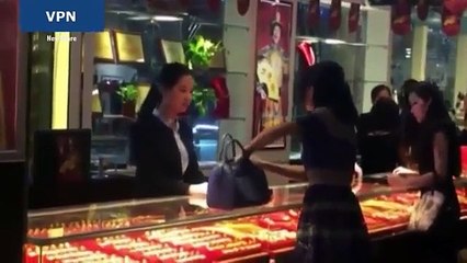 Mulher atira maços de dinheiro a empregada de joalharia