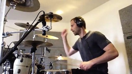 Petr Cech toca Nirvana na bateria
