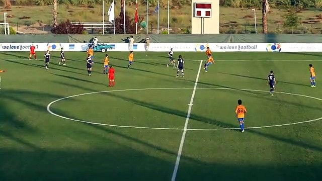 Fintou o guarda-redes, viu a baliza aberta, voltou atrás e... fez isto