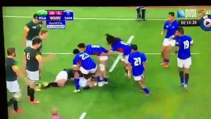 Espetador invade jogo do Mundial de Rugby e tem resposta à altura