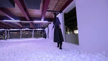 Reino Unido inaugura piscina de bolas para adultos
