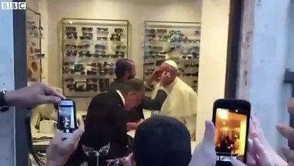 Papa surpreende multidão com ida às compras no centro de Roma
