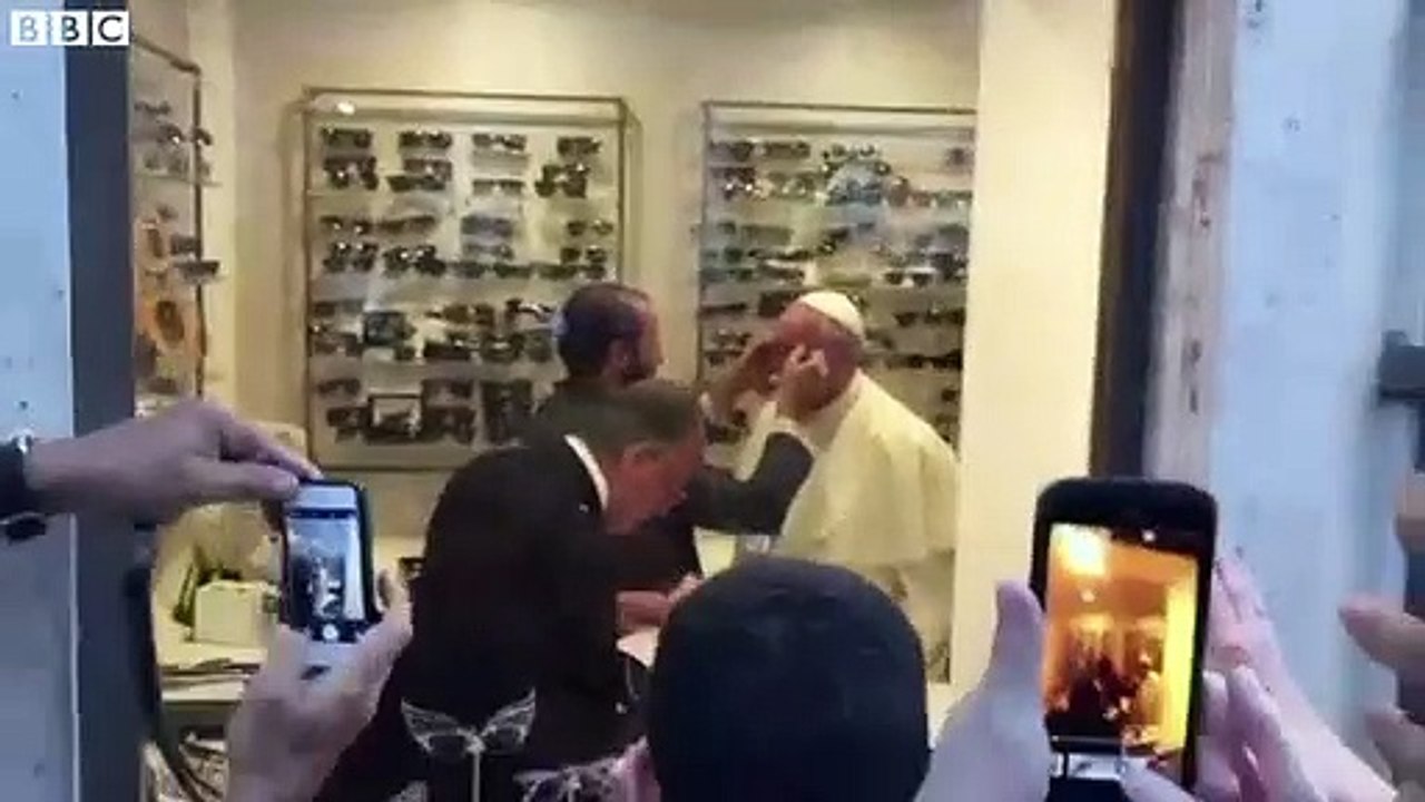 Papa surpreende multidão com ida às compras no centro de Roma