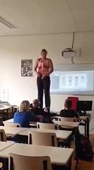 Professora despe-se em aula de anatomia. Veja porquê