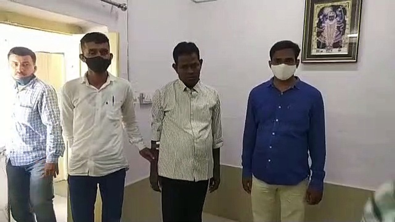 सेवानिवृत्त निगमकर्मी से पांच हजार रिश्वत लेते...