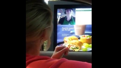 Funcionária de Starbucks surpreende cliente surda