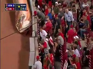 Adepto dos Cincinnati Reds apanha bola com bebé nos braços