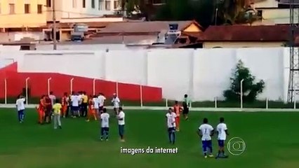 No meio de confusão, árbitro saca da pistola para parar jogadores