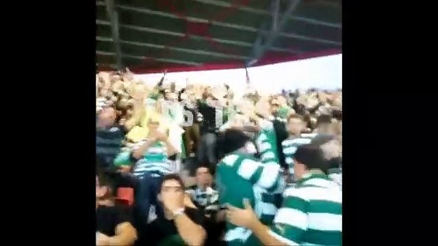 Adeptos do Sporting vão cantam bailando