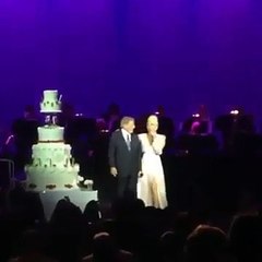 Lady Gaga surpreende Tony Bennet com bolo gigante