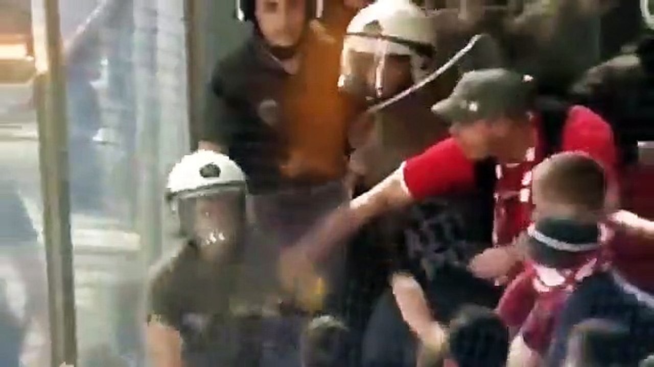 Olympiakos-Bayern: Polícia grega carrega sobre adeptos alemães