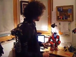 Construiu exosqueleto capaz de controlar robot de LEGO