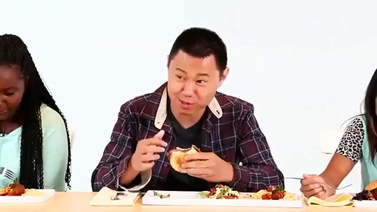 Experiência social com comida de cão