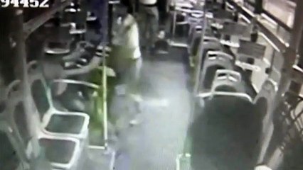 Tentou assediar duas mulheres em autocarro mas foi surpreendido