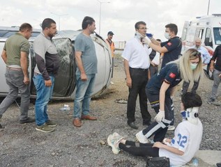 SÜRÜCÜ ADAYININ KULLANDIĞI ARAÇ TAKLA ATTI: 2 YARALI
