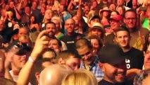 Dave Grohl chama fã chorão ao palco