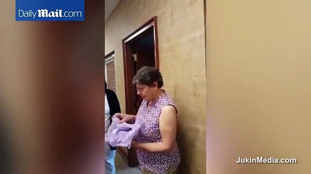 Mulher descobre que é avó e não contém a emoção