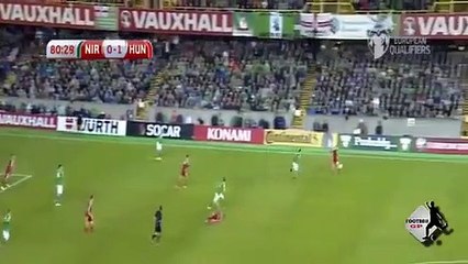 Faz duas faltas na mesma jogada e recebe dois amarelos