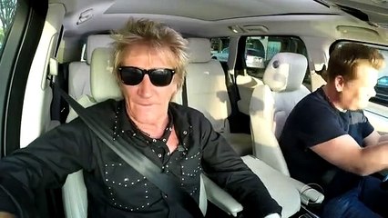 Rod Stewart canta em karaoke