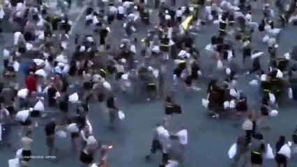 Luta de almofadas termina com 30 feridos