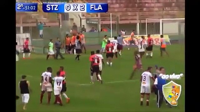 Onze cartões vermelhos mostrados num jogo de futebol no Brasil