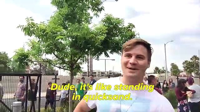 Homens passam um dia em saltos altos