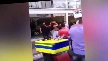 Mulher evita confronto entre dois homens usando as suas pernas