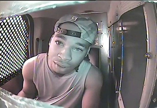 Detido tenta 'mastigar' impressões digitais