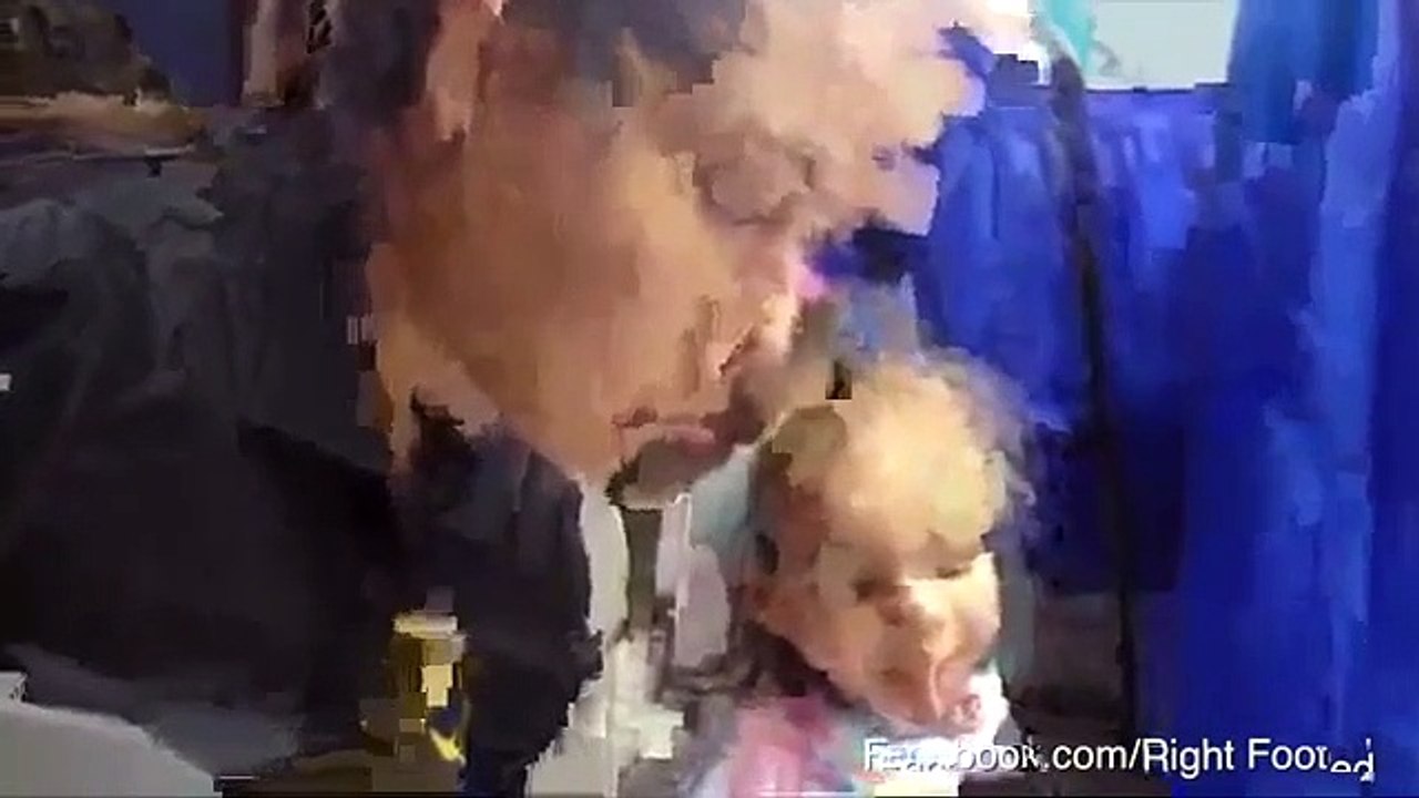 Este é um abraço emocionante entre duas pessoas sem braços