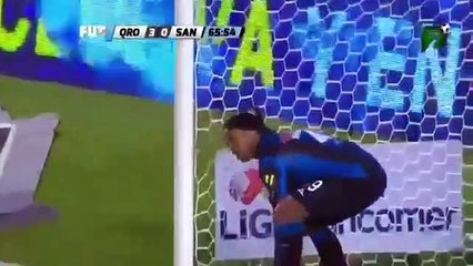 Ronaldinho volta a fazer das suas