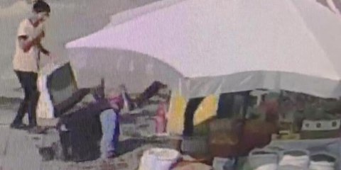 Dükkânın önünde duran engelli vatandaşın yüzüne tekme attı