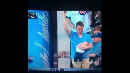 Fã dos Cubs apanha bola com filho ao colo