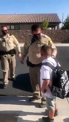 Menino é escoltado pela polícia no 1º dia de aulas após perder o pai