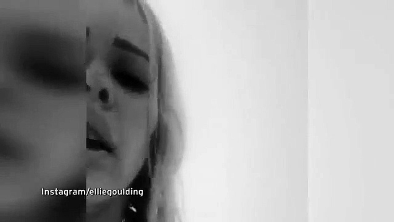 Ellie Goulding canta no chuveiro