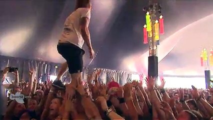 Vocalista apanha cerveja em pleno voo