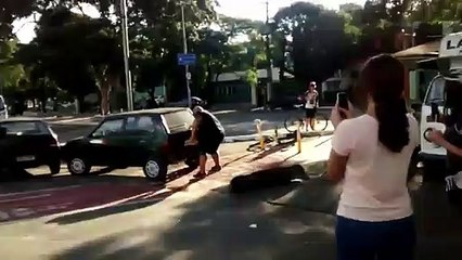 Homem desvia carro mal estacionado com as próprias mãos