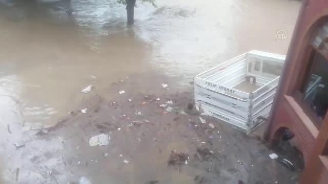 KASTAMONU - Bozkurt ilçesinde Ezine Çayı'nın taşması sonucu su baskınları yaşanıyor