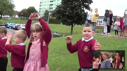 Crianças despedem-se de professora com flashmob