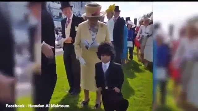 Pode ser pequenino, mas cumprimentou a rainha como um cavalheiro