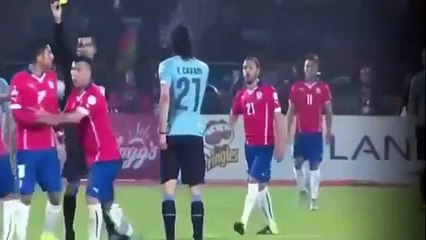 Cavani  agride  Jara depois de  golpe de mão  do chileno