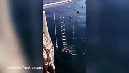 Frank Lampard falha ao tentar escalar uma escada