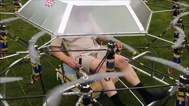 Homem levanta voo com a ajuda de 54 drones