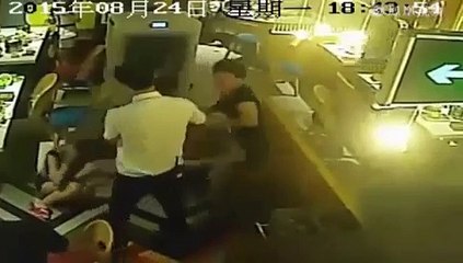 Empregado despeja sopa a ferver no cliente