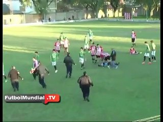 Recebe cartão amarelo, dá soco no árbitro e deixa-o K.O.