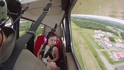 Bebé tem a melhor reação a um voo acrobático