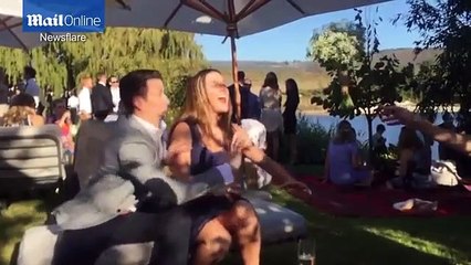Intercede momento em que namorada ia apanhar o bouquet