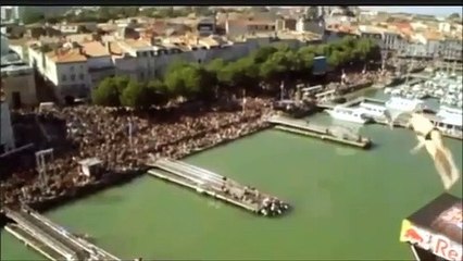 Steven LeBue bate com cabeça enquanto executa salto