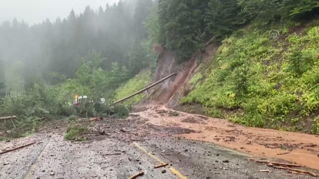 KASTAMONU - Bozkurt ilçesinde Ezine Çayı'nın taşması sonucu su baskınları yaşanıyor (2)