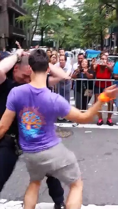 Na parada gay houve um agente policial que sobressaiu