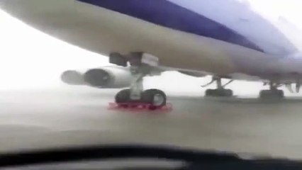 Tufão levanta avião de 170 toneladas